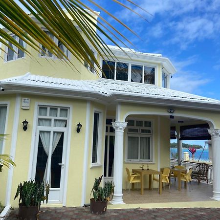 Villa Bella Charming Beachfront Guesthouse Blue Bay Bagian luar foto